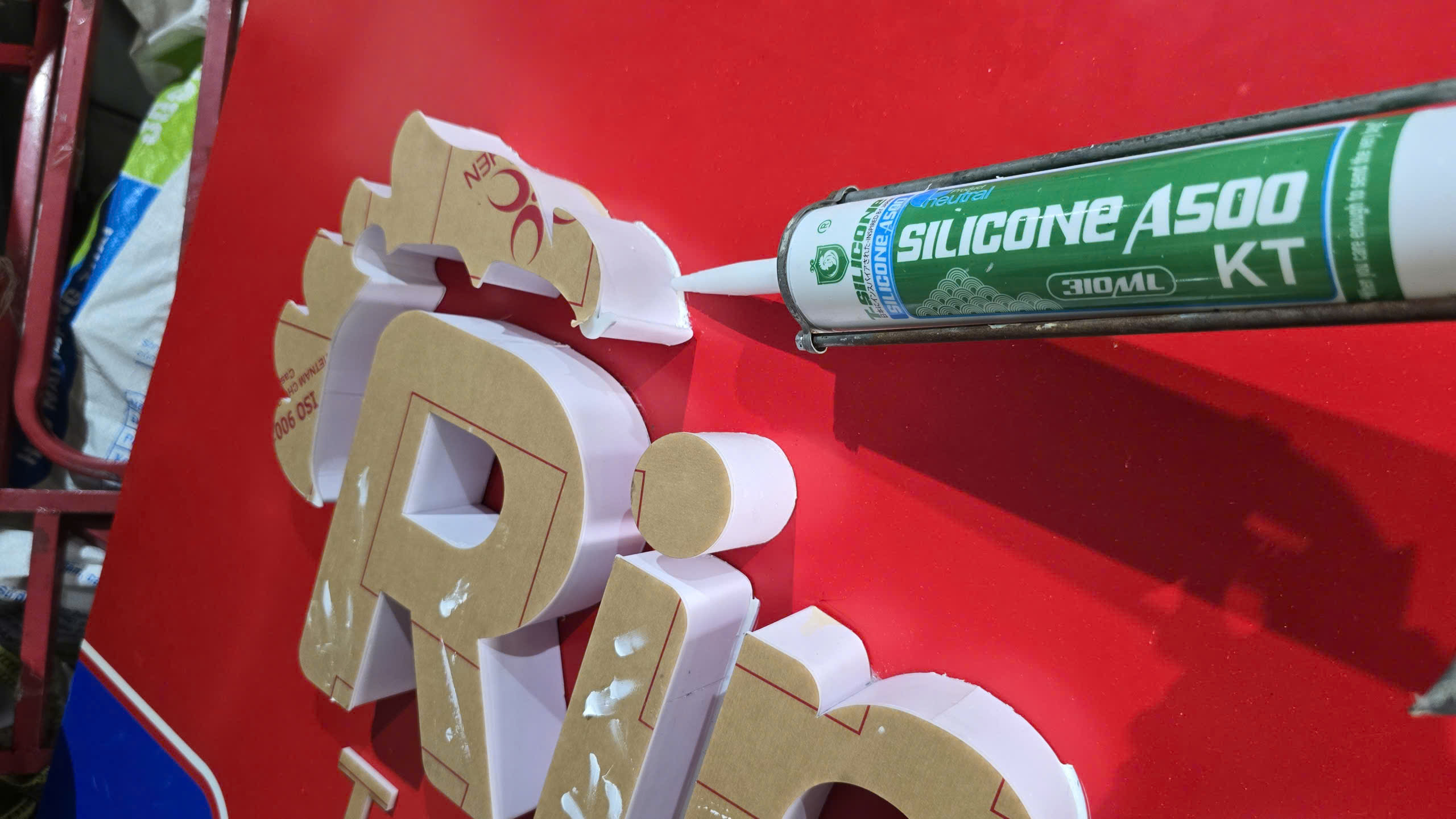 SỬ DỤNG KEO T-SILICONE